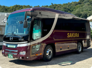 関西＜京都・滋賀＞｜安心安全の貸切バスなら「さくら株式会社」｜中型ハイデッカ